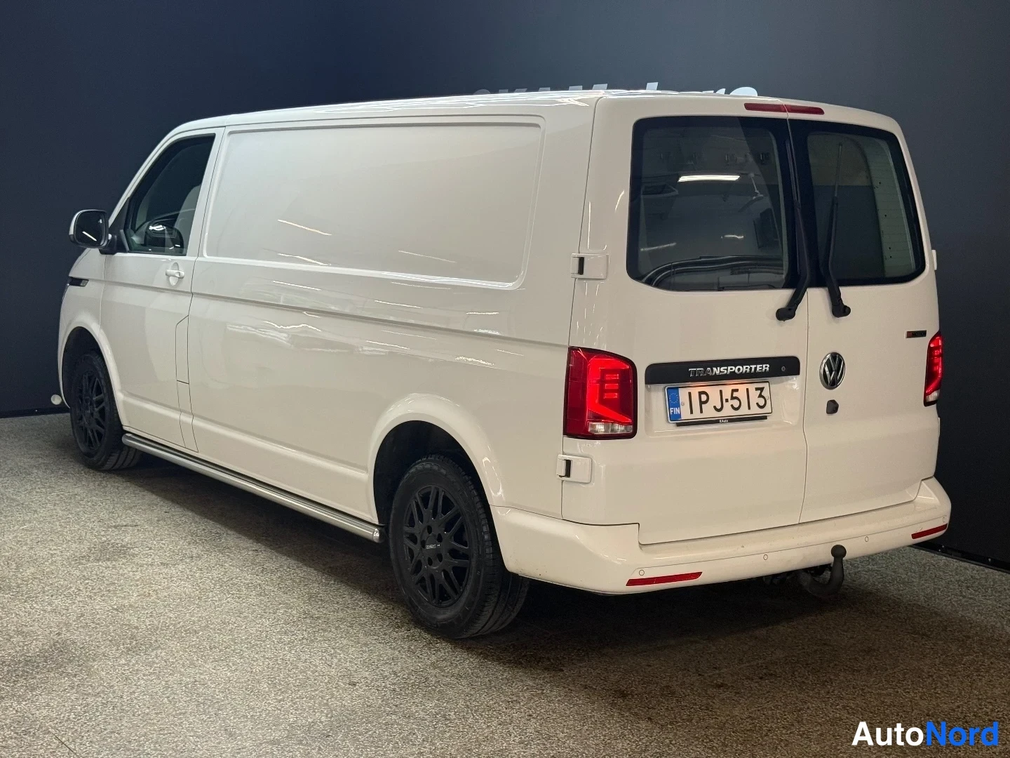 Valkoinen Volkswagen Transporter 2022, takaviisto, kuva 7