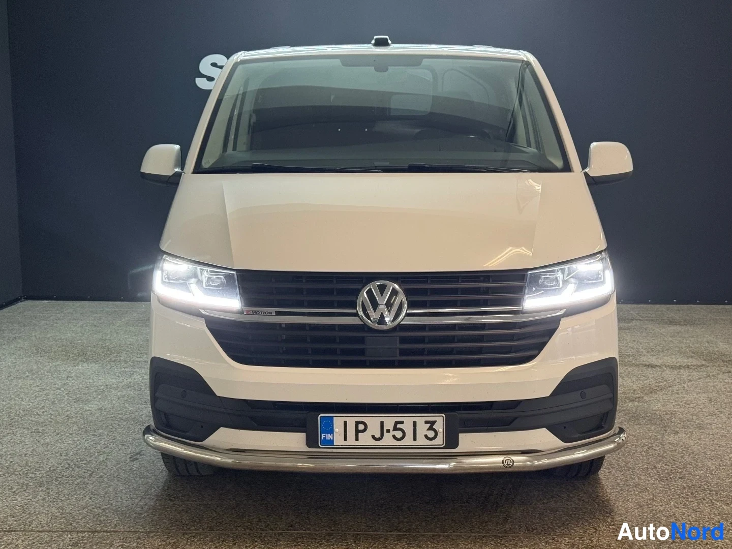 Valkoinen Volkswagen Transporter 2022, edestä, kuva 3