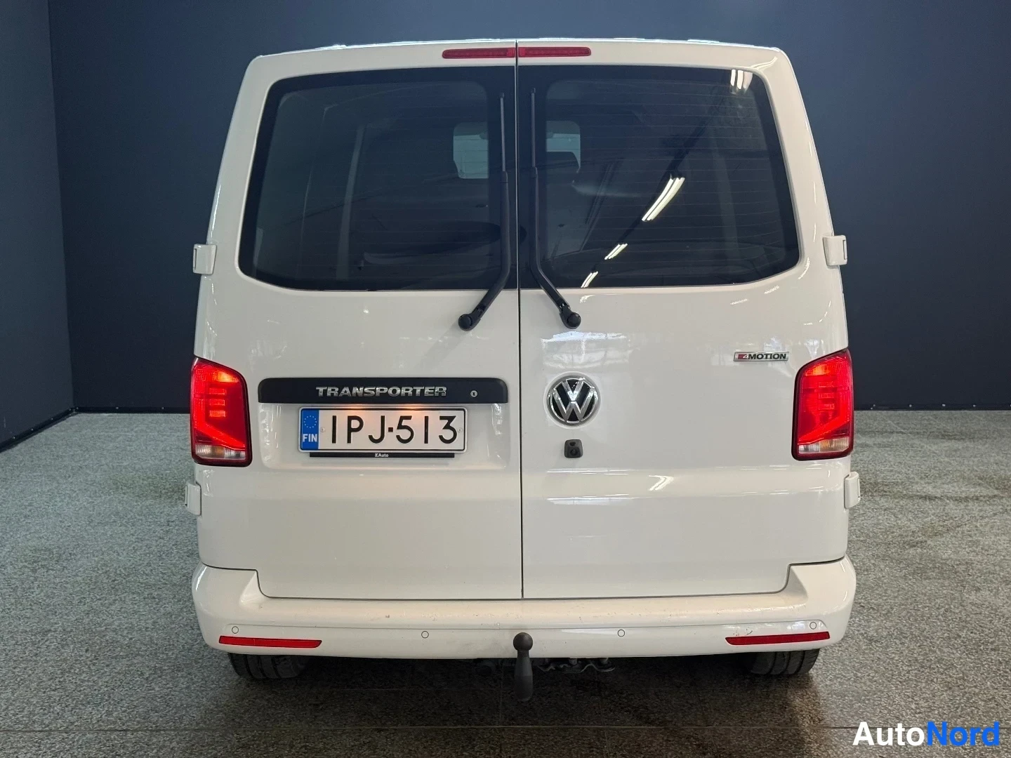 Valkoinen Volkswagen Transporter 2022, takaa, kuva 8