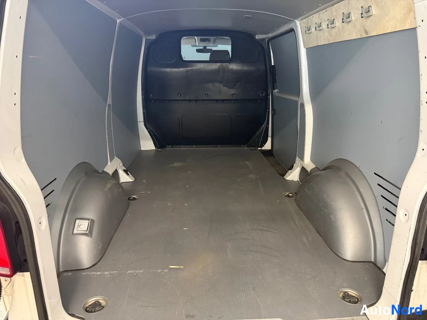 Valkoinen Volkswagen Transporter 2022, tavaratila, kuva 11