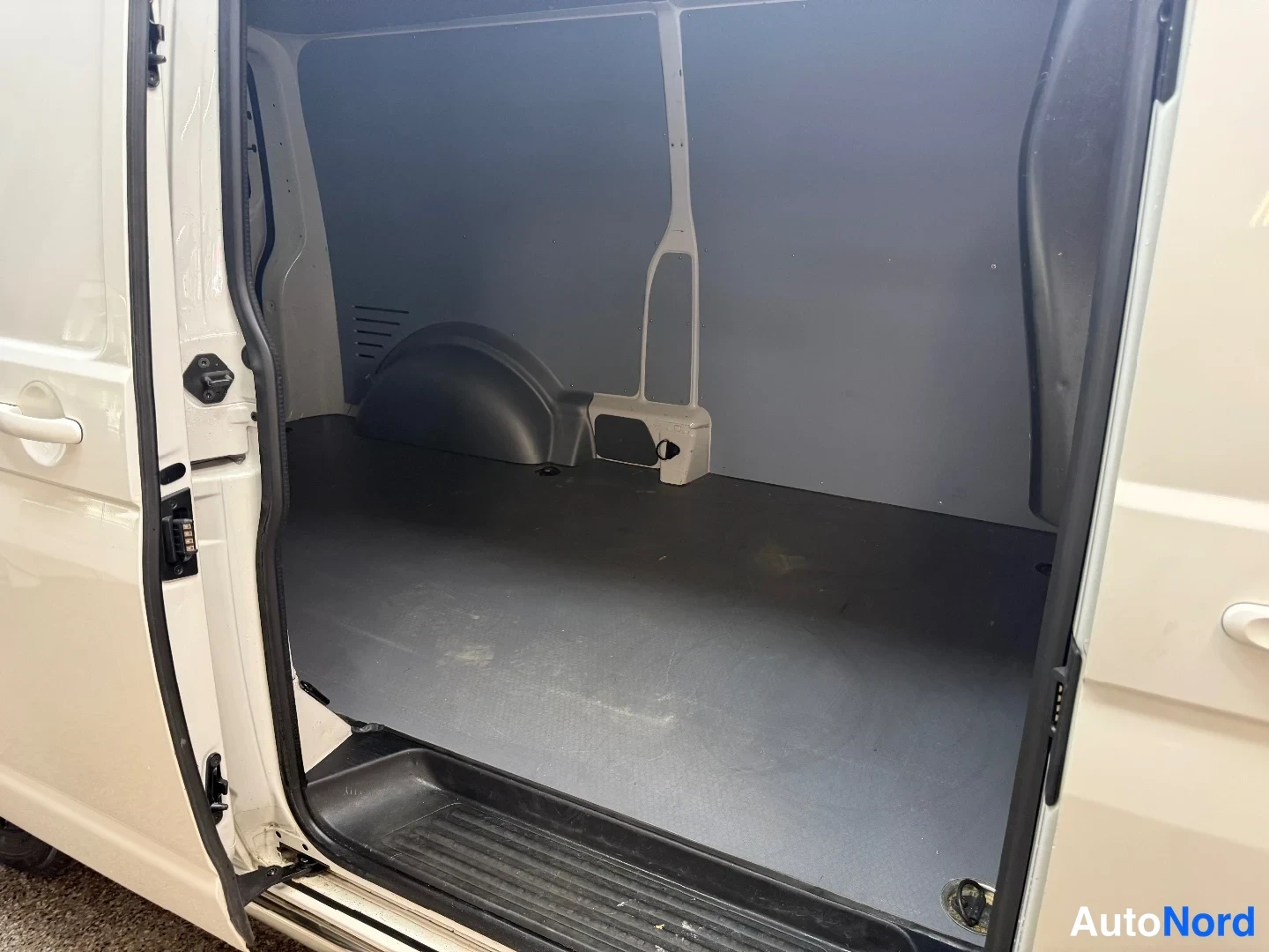 Valkoinen Volkswagen Transporter 2022, tavaratila, kuva 12