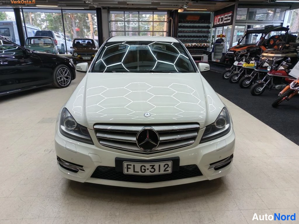 Valkoinen Mercedes-Benz C 300 CDI 4MATIC 2012, edestä, kuva 4