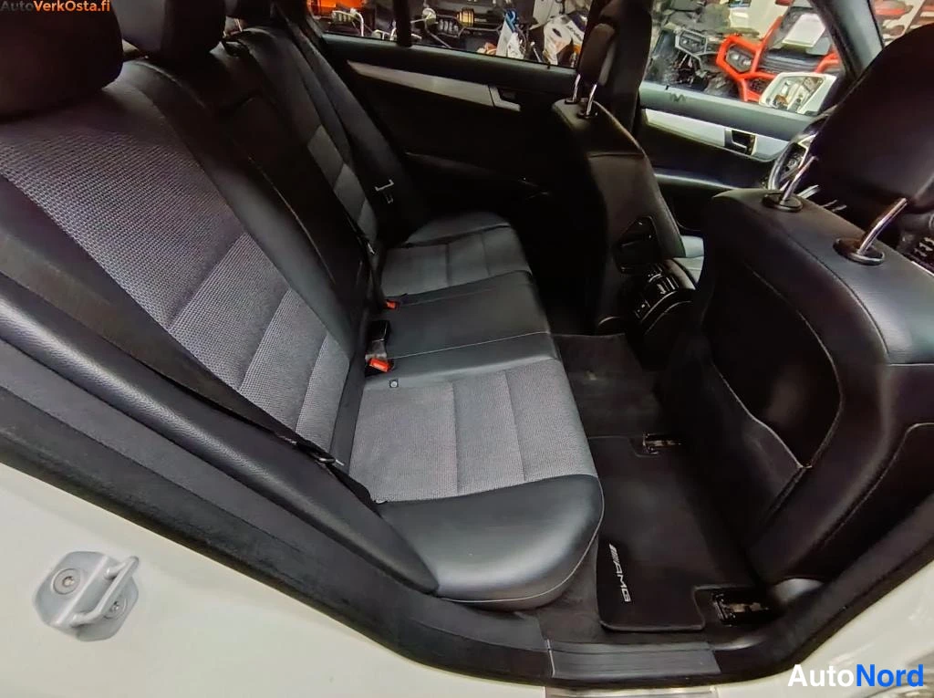 Valkoinen Mercedes-Benz C 300 CDI 4MATIC 2012, takaistuimet, kuva 14