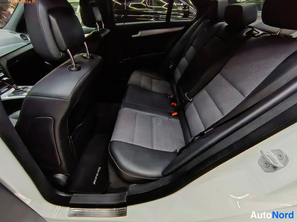 Valkoinen Mercedes-Benz C 300 CDI 4MATIC 2012, takaistuimet, kuva 15