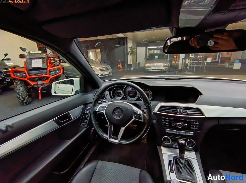 Valkoinen Mercedes-Benz C 300 CDI 4MATIC 2012, ohjaamo, kuva 10