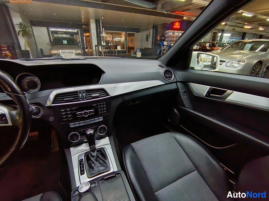 Valkoinen Mercedes-Benz C 300 CDI 4MATIC 2012, ohjaamo, kuva 11