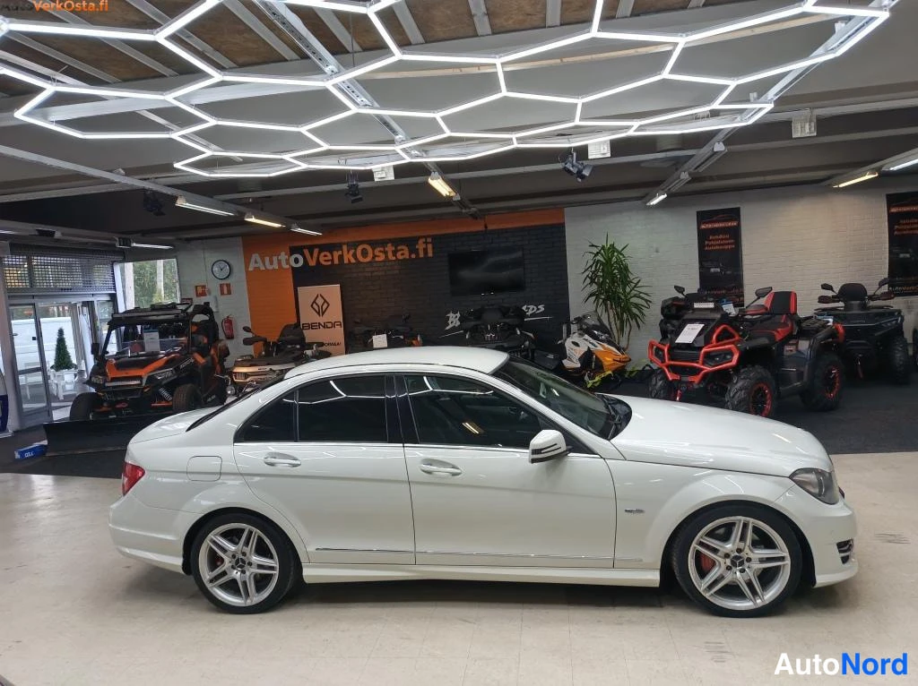 Valkoinen Mercedes-Benz C 300 CDI 4MATIC 2012, etuviisto, keula oikealle, kuva 2