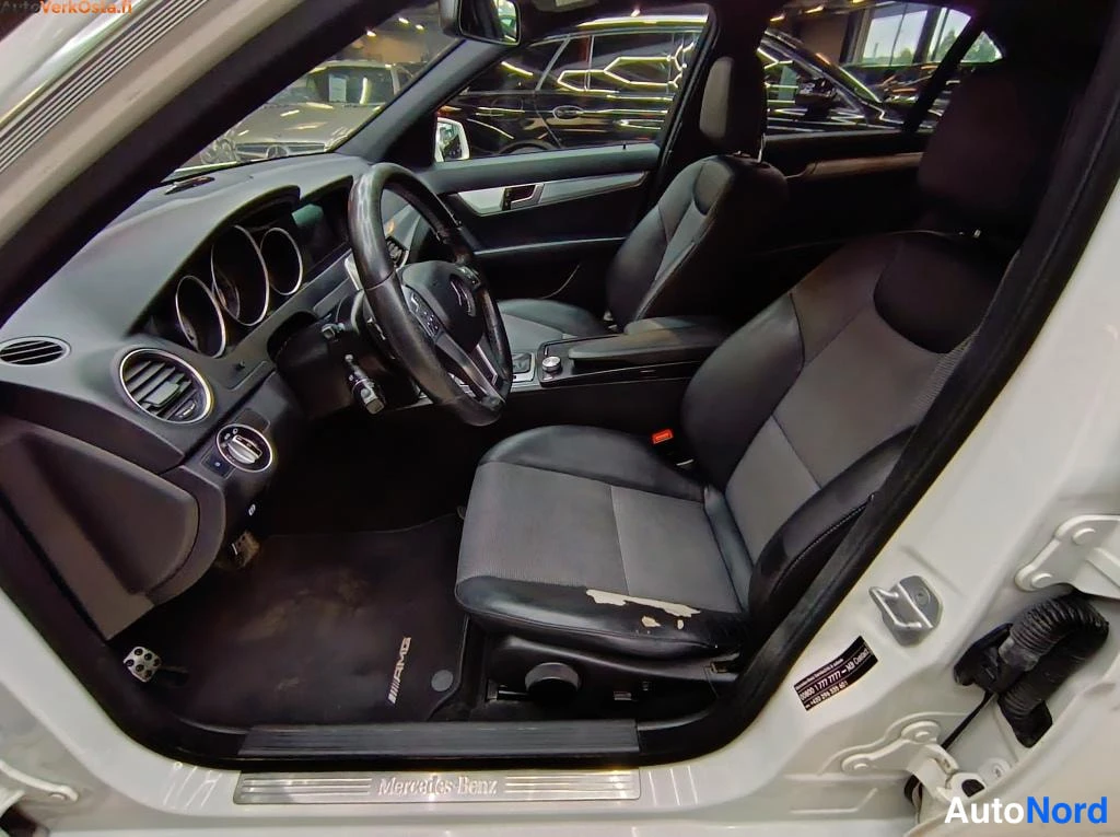 Valkoinen Mercedes-Benz C 300 CDI 4MATIC 2012, ohjaamo, kuva 9