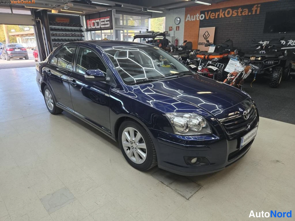 Sininen Toyota Avensis 2006, etuviisto, keula oikealle, kuva 4