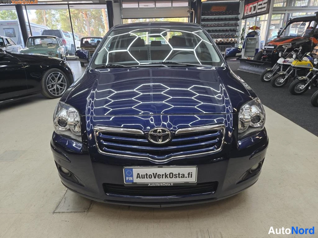 Sininen Toyota Avensis 2006, edestä, kuva 6