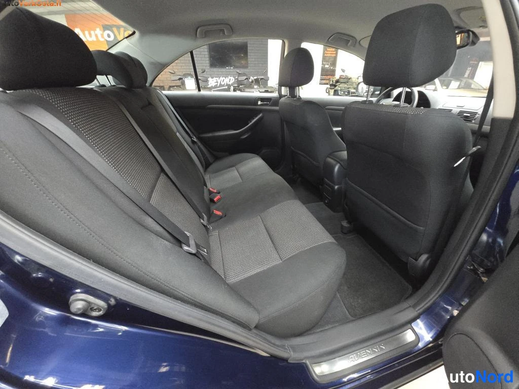 Sininen Toyota Avensis 2006, takaistuimet, kuva 25