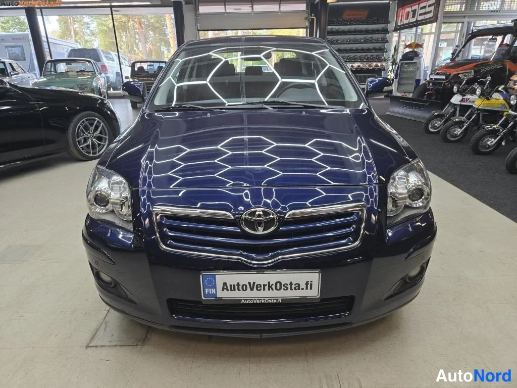 Sininen Toyota Avensis 2006, edestä, kuva 5