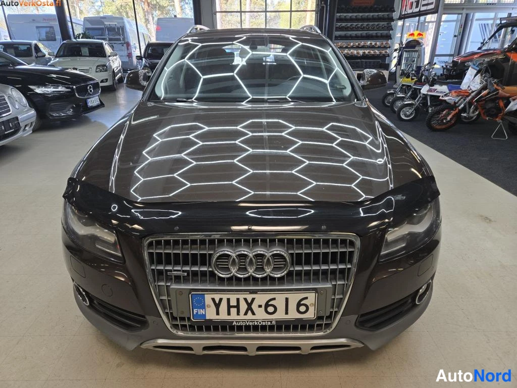 Ruskea Audi A4 Allroad 2010, edestä, kuva 3