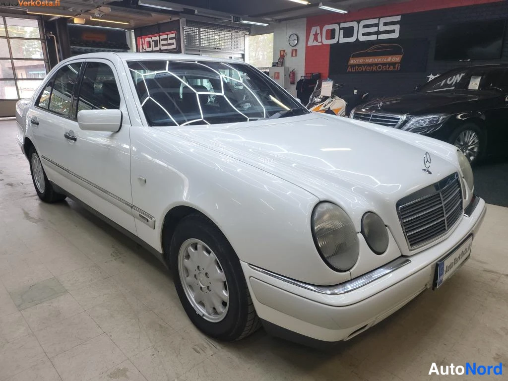 Valkoinen Mercedes-Benz E 200 1998, etuviisto, keula oikealle, kuva 2