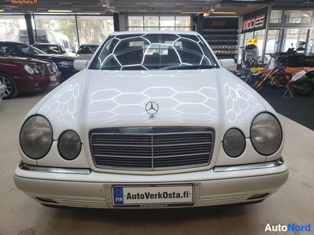 Valkoinen Mercedes-Benz E 200 1998, edestä, kuva 3