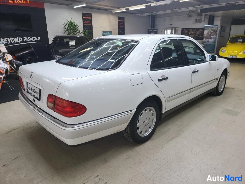 Valkoinen Mercedes-Benz E 200 1998, takaviisto, kuva 4