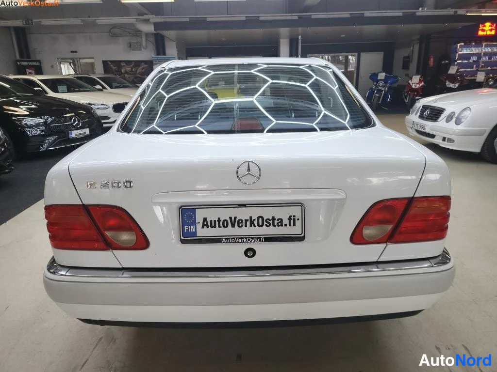 Valkoinen Mercedes-Benz E 200 1998, takaa, kuva 6