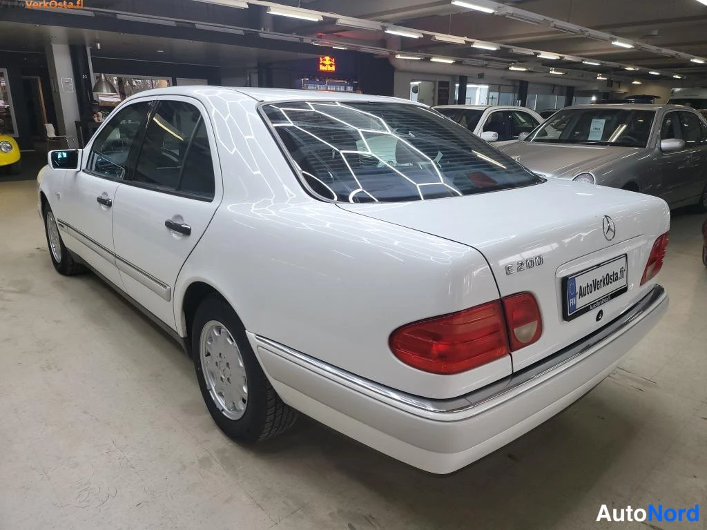 Valkoinen Mercedes-Benz E 200 1998, takaviisto, kuva 5