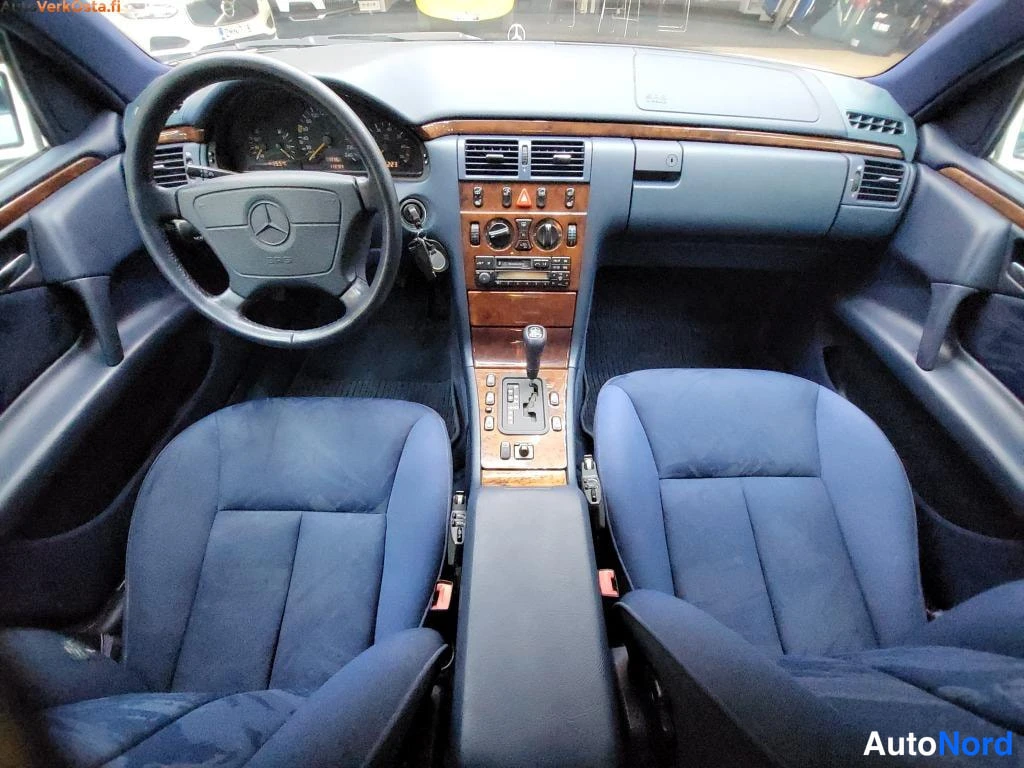 Valkoinen Mercedes-Benz E 200 1998, ohjaamo, kuva 7