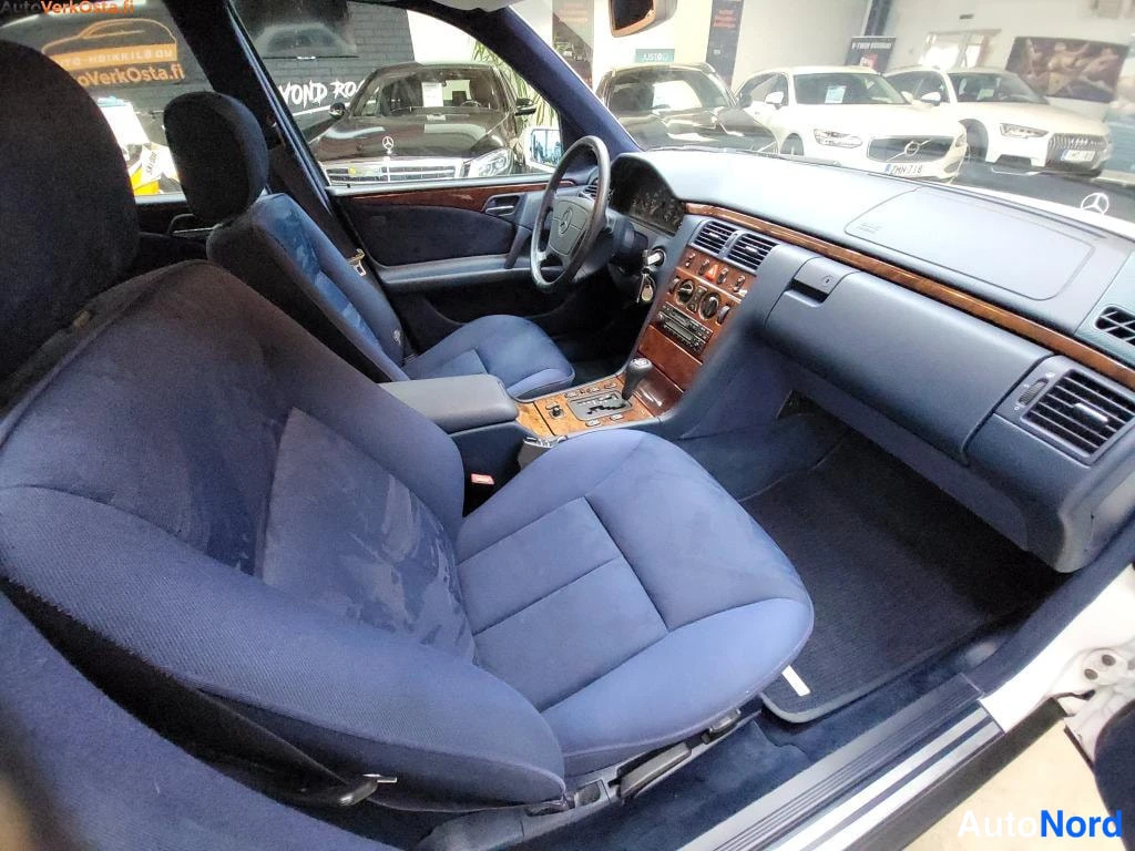 Valkoinen Mercedes-Benz E 200 1998, ohjaamo, kuva 8