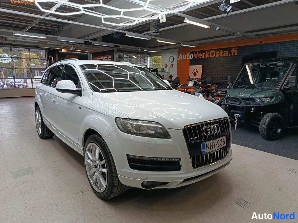 Valkoinen Audi Q7 2012, etuviisto, keula oikealle, kuva 2