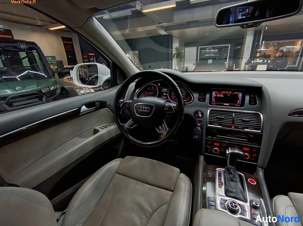 Valkoinen Audi Q7 2012, ohjaamo, kuva 9