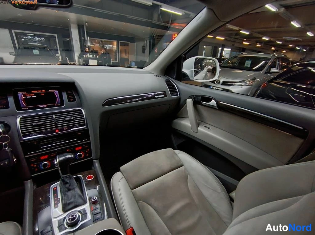 Valkoinen Audi Q7 2012, ohjaamo, kuva 10