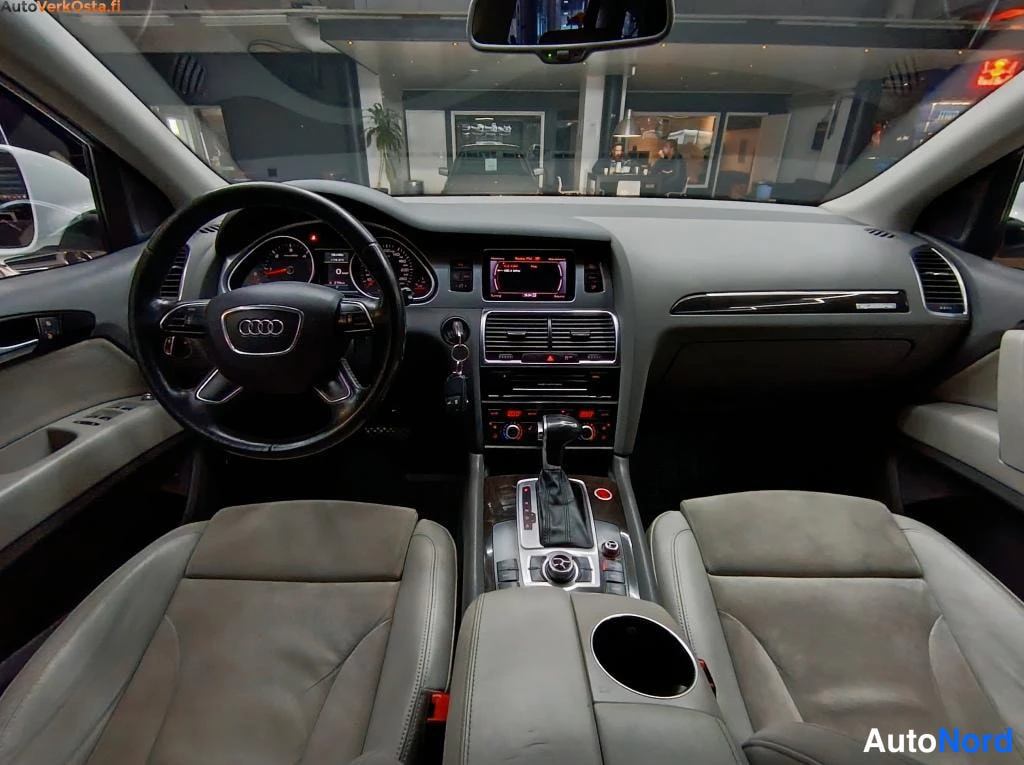 Valkoinen Audi Q7 2012, etuistuimet, kuva 13