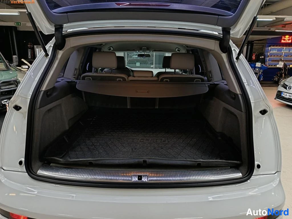 Valkoinen Audi Q7 2012, tavaratila, kuva 16