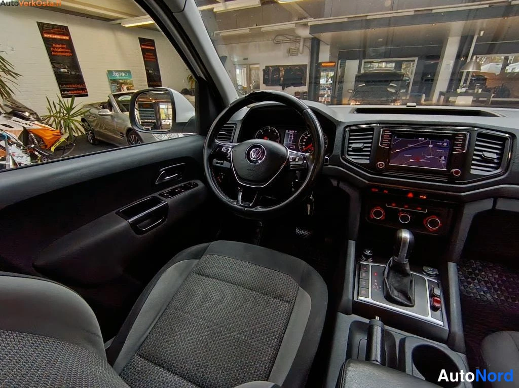 Valkoinen Volkswagen Amarok 2018, ohjaamo, kuva 13