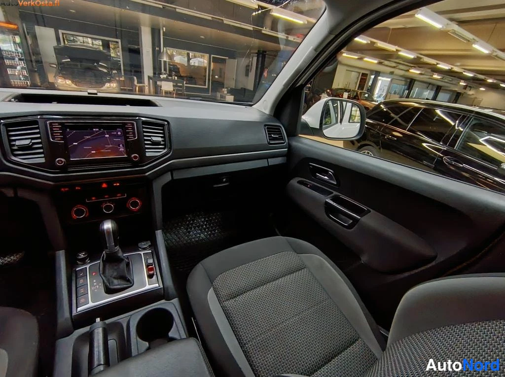Valkoinen Volkswagen Amarok 2018, ohjaamo, kuva 14