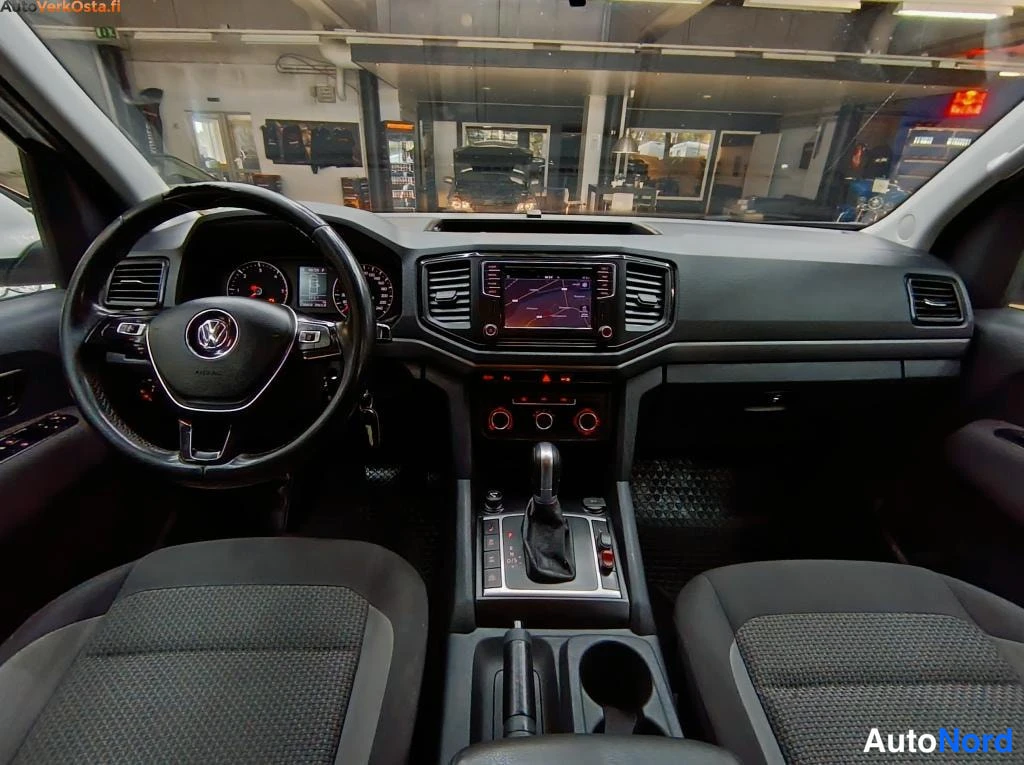 Valkoinen Volkswagen Amarok 2018, ohjaamo, kuva 10