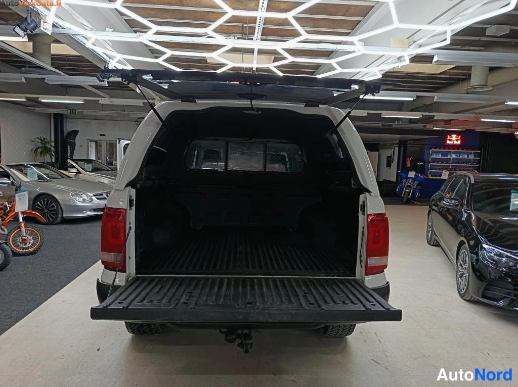 Valkoinen Volkswagen Amarok 2018, takaa, kuva 9