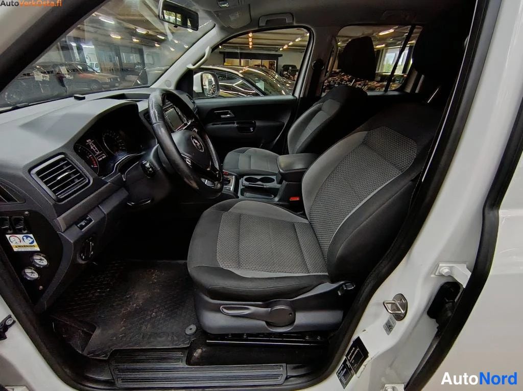 Valkoinen Volkswagen Amarok 2018, ohjaamo, kuva 11