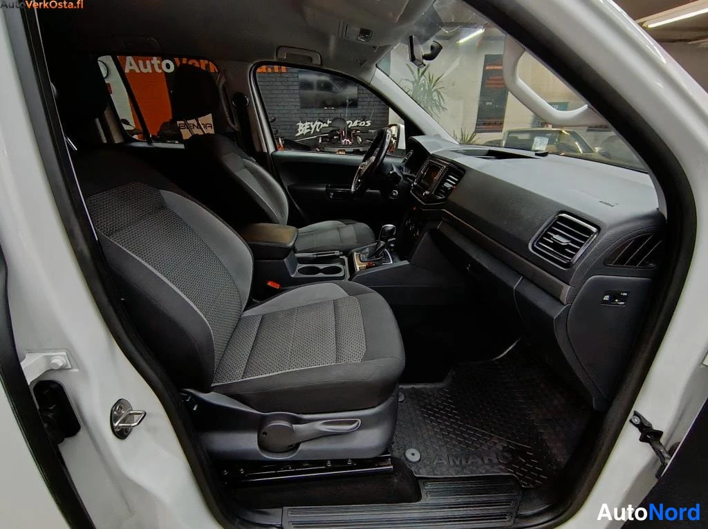 Valkoinen Volkswagen Amarok 2018, ohjaamo, kuva 12