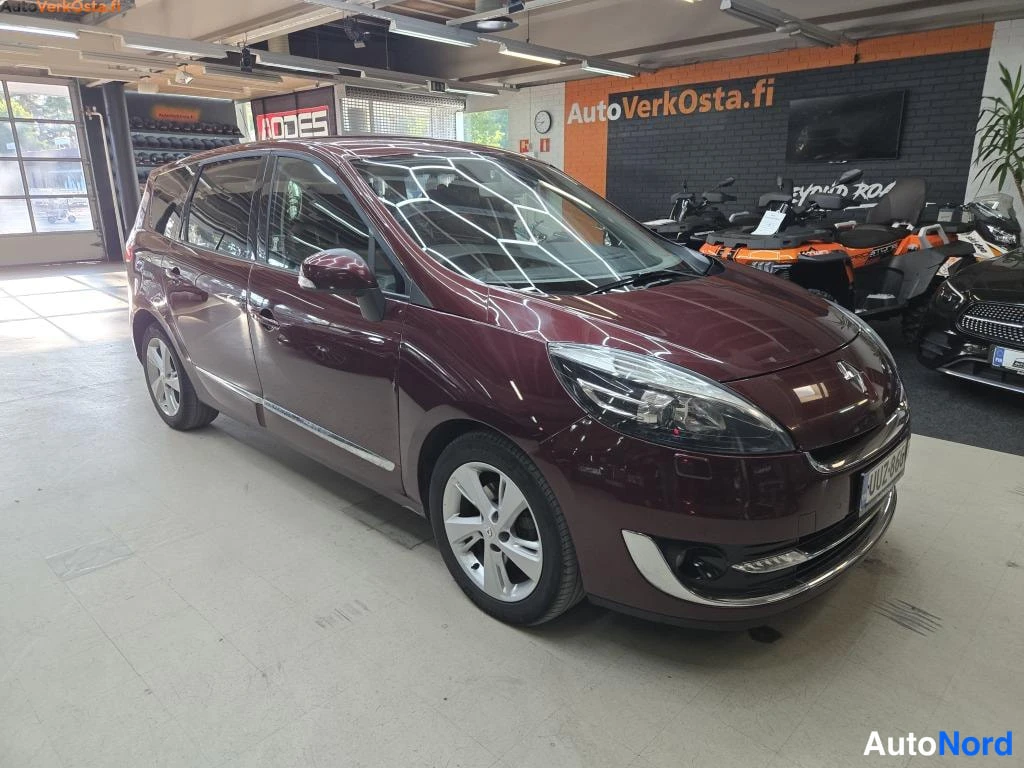Punainen Renault Scenic 2014, etuviisto, keula oikealle, kuva 2