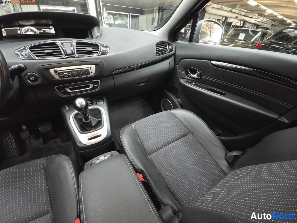Punainen Renault Scenic 2014, ohjaamo, kuva 10