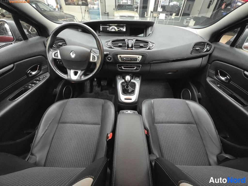 Punainen Renault Scenic 2014, ohjaamo, kuva 8