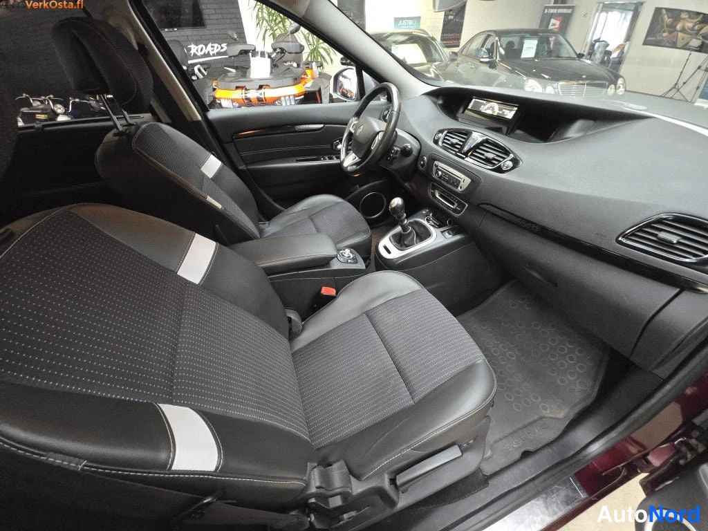 Punainen Renault Scenic 2014, ohjaamo, kuva 9