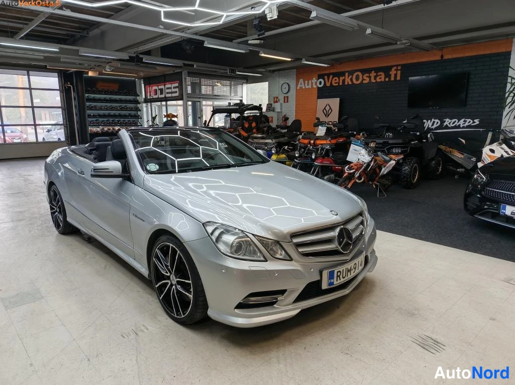 Hopea Mercedes-Benz E 500 2011, etuviisto, keula oikealle, kuva 2