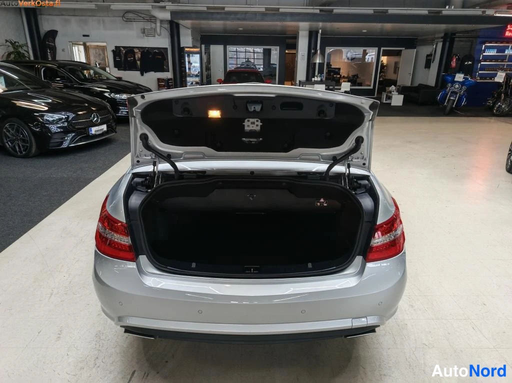 Hopea Mercedes-Benz E 500 2011, tavaratila, kuva 19