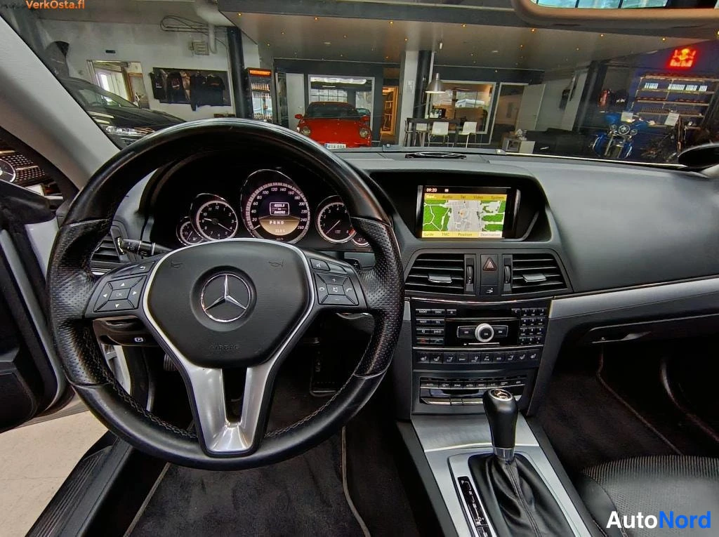 Hopea Mercedes-Benz E 500 2011, ohjaamo, kuva 15