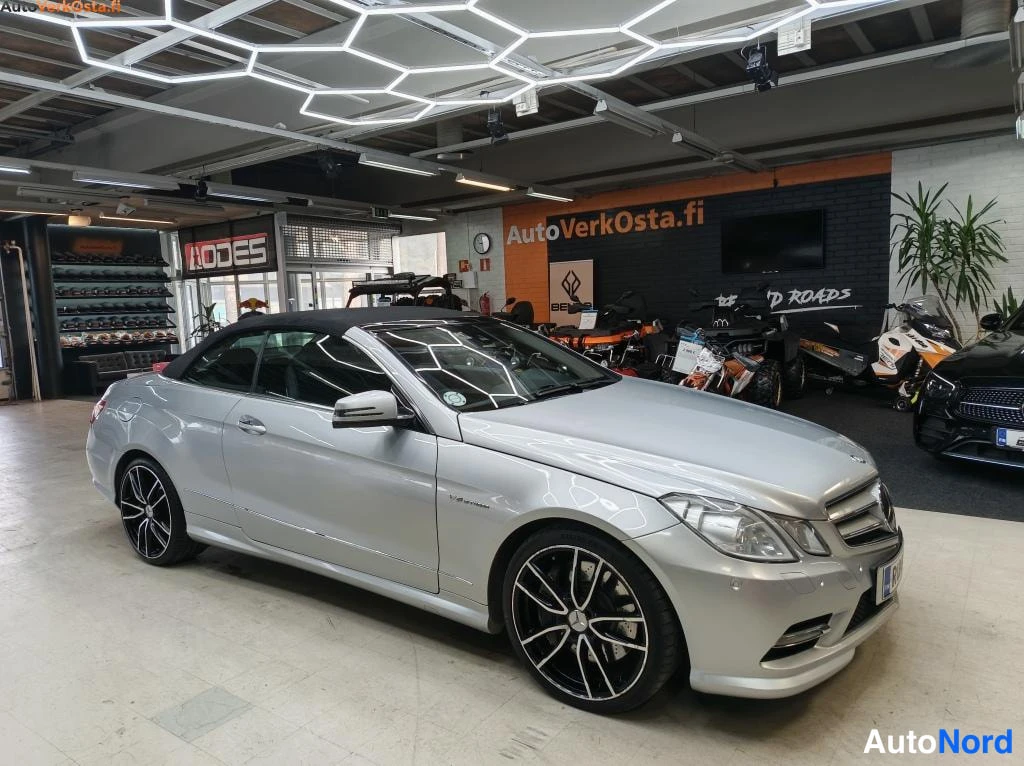 Hopea Mercedes-Benz E 500 2011, etuviisto, keula oikealle, kuva 4