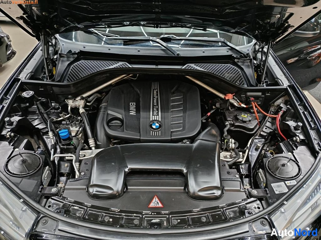 Musta BMW X6 2015, moottoritila, kuva 17