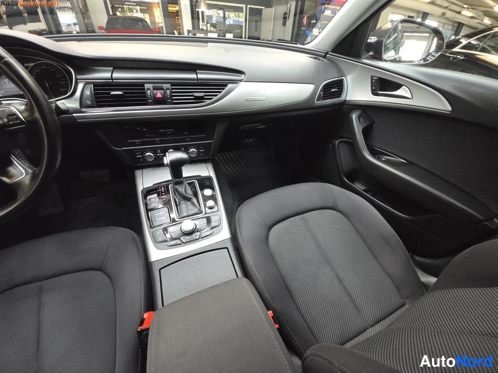 Musta Audi A6 Avant 2013, ohjaamo, kuva 10