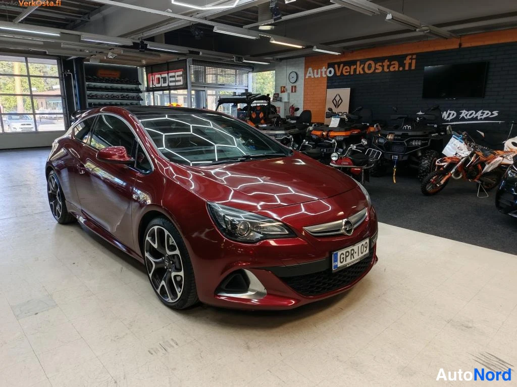 Punainen Opel Astra GTC 2013, etuviisto, keula oikealle, kuva 3
