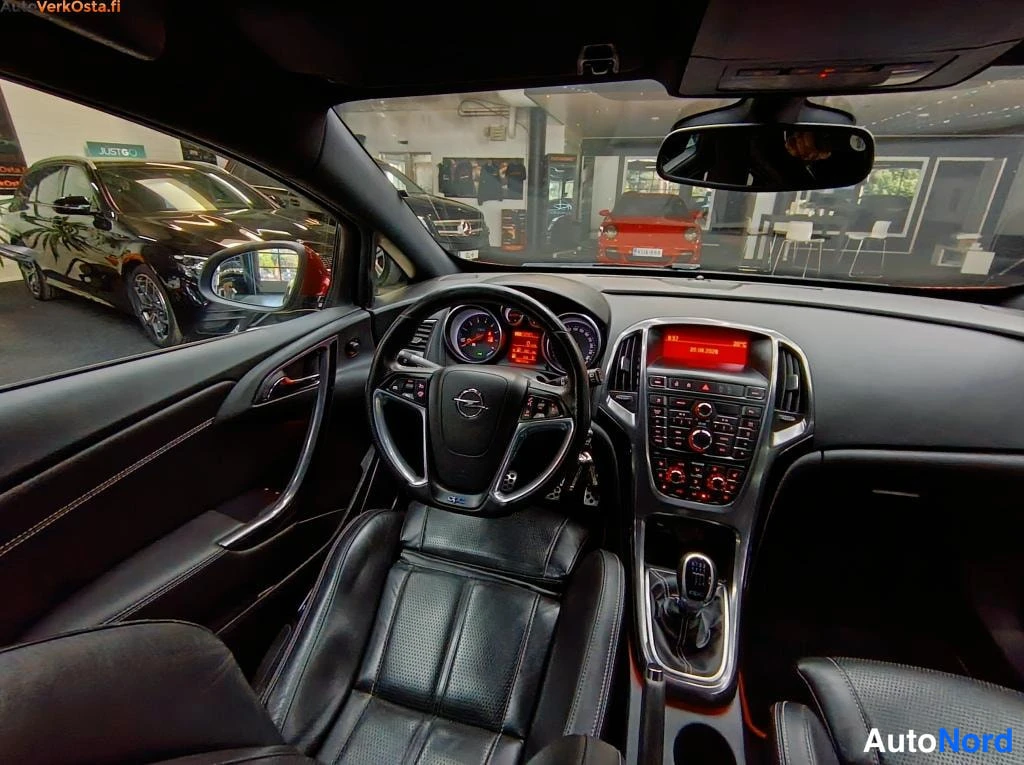 Punainen Opel Astra GTC 2013, ohjaamo, kuva 9