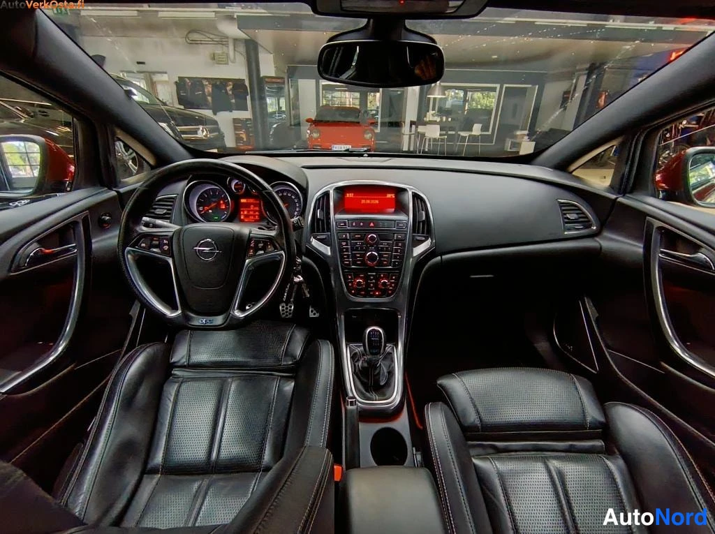Punainen Opel Astra GTC 2013, ohjaamo, kuva 11