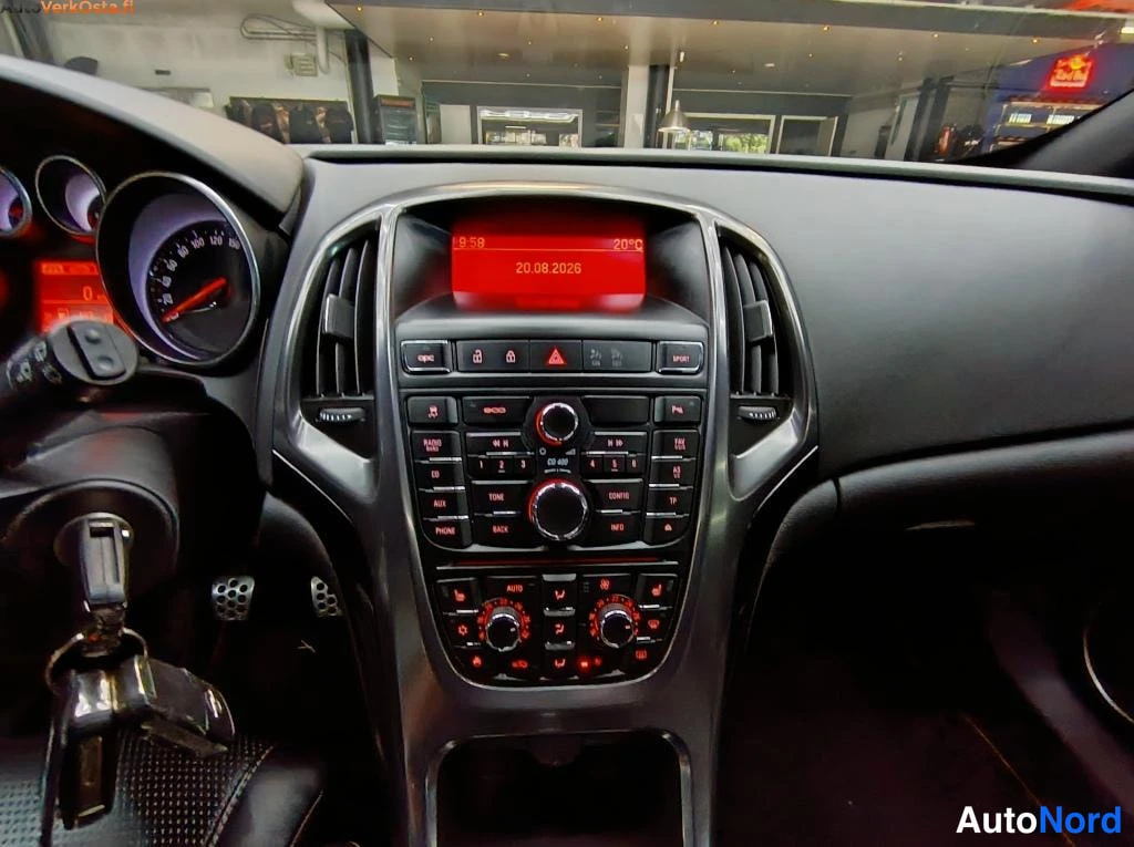 Punainen Opel Astra GTC 2013, ohjaamo, kuva 13