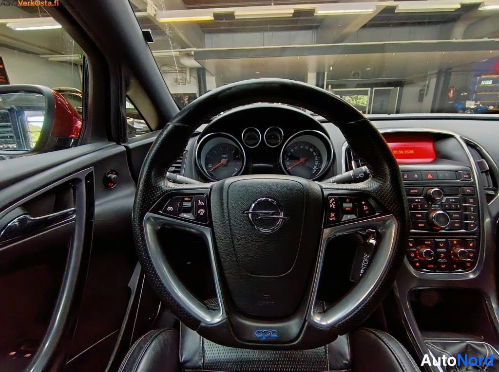 Punainen Opel Astra GTC 2013, ohjaamo, kuva 12
